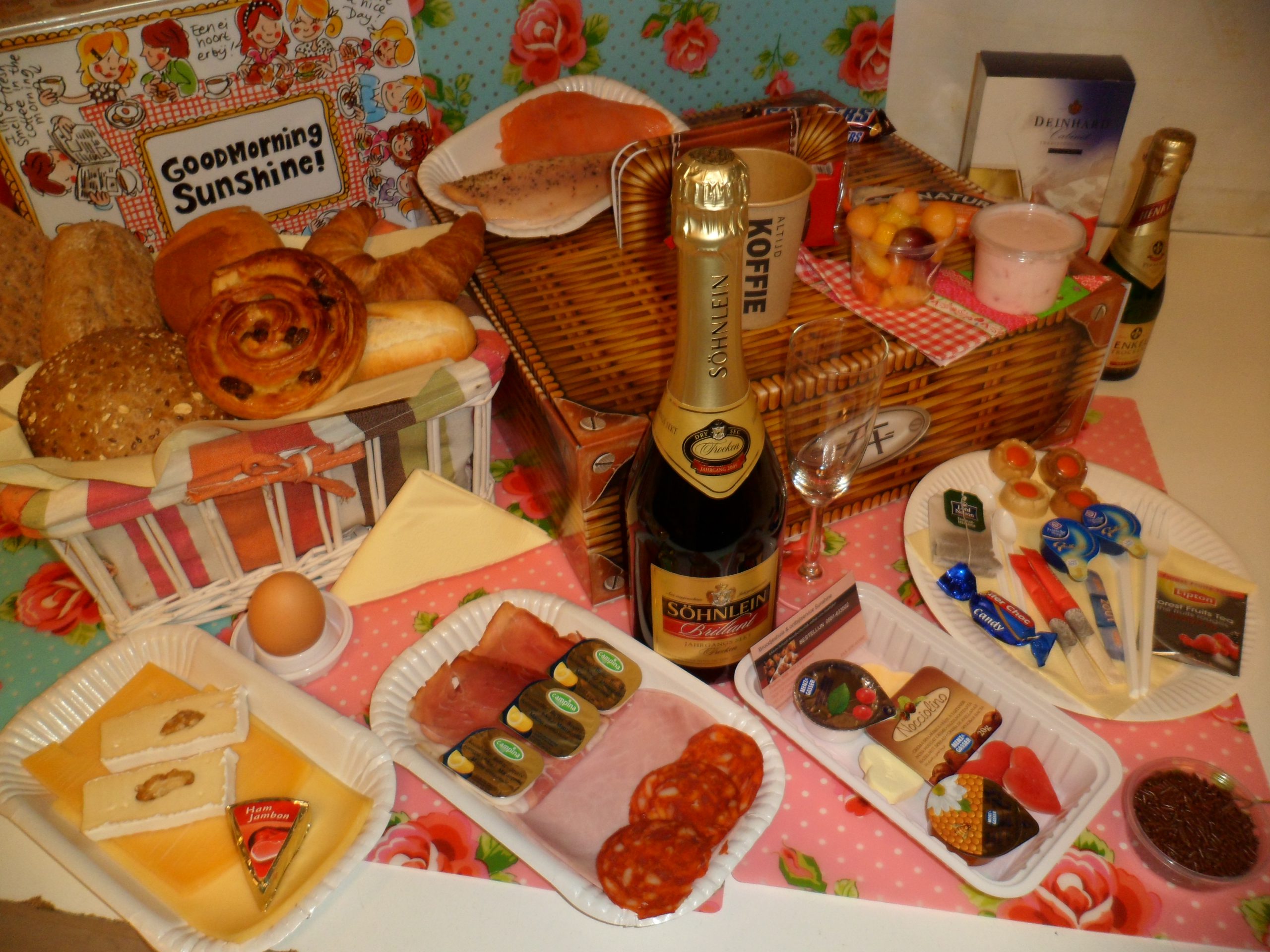 Gezamenlijk Schurend In zicht Luxe Champagne ontbijt (met picknickmand) - Broodjes huis Sunshine